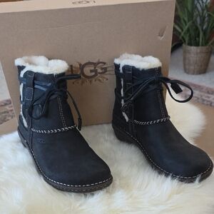 Beautiful NWT IOB UGG Black Cove Women's Size 8 Boots 🖤❄️🤍🐑❤️